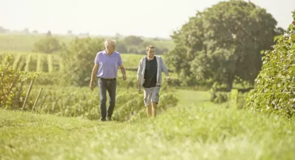 Philipp Krieger und sein Vater im Weinberg