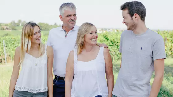 Winzerfamilie Fleischmann-Krieger mit den Jungwinzern Katharina und Philipp im Vodergrund